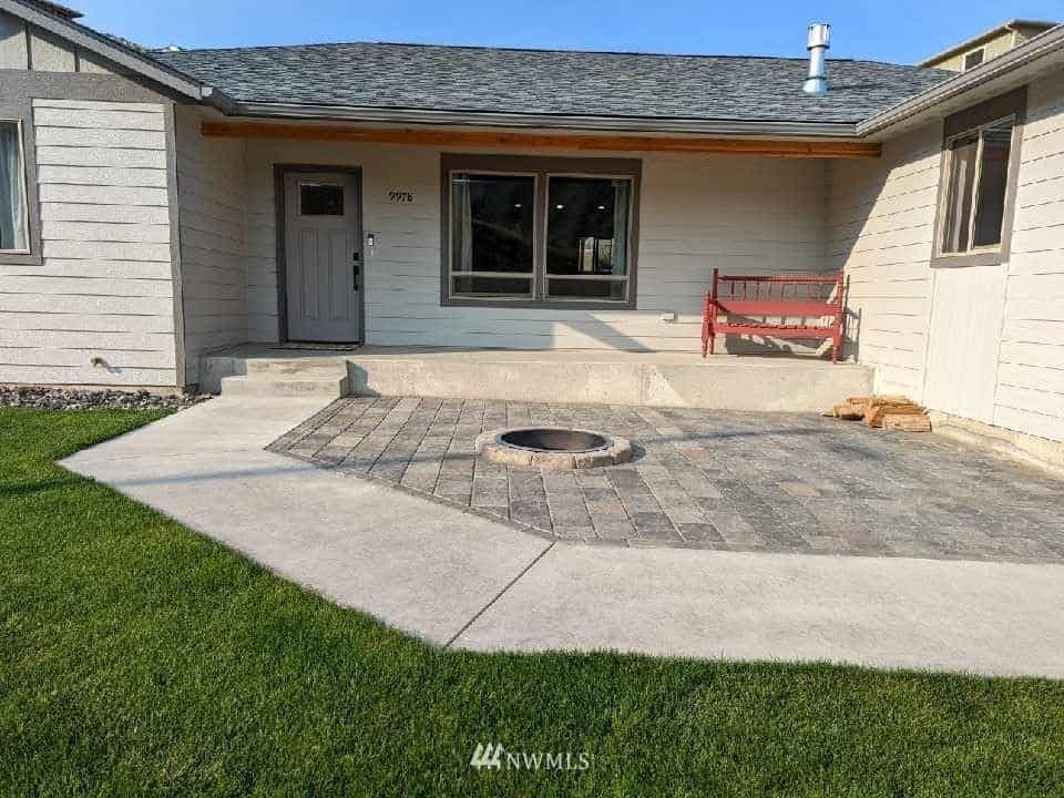 Front entrance and paver firepit courtyard at 9978 Saska Way home in Entiat