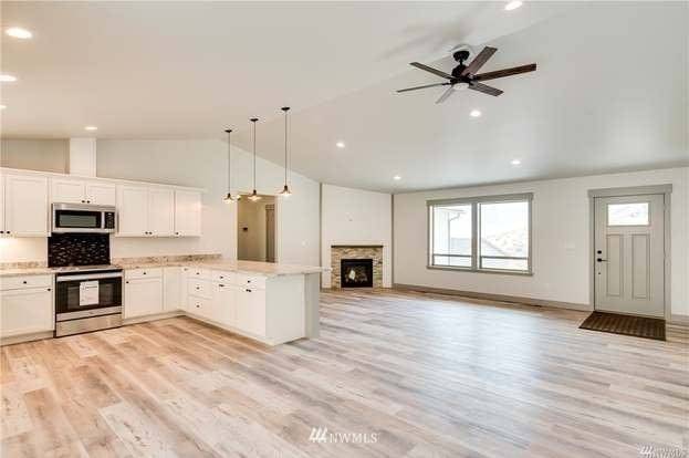 Vaulted great room and kitchen with propane fireplace in this Entiat rambler home