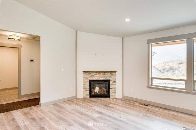 Great room with propane fireplace and vaulted ceiling in Entiat rambler home